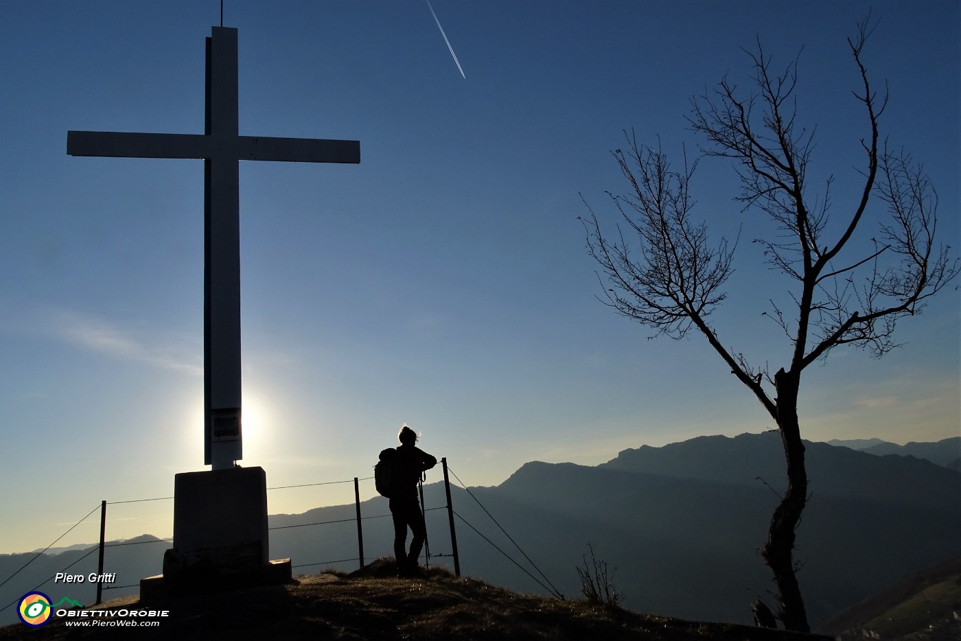 80 Croce del Monte Corno-Crus di Coregn nella controluce del tramonto.JPG